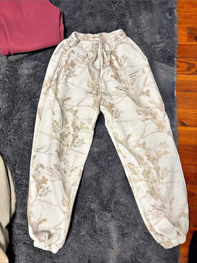 Comfort Collection Floral Jogger Pants in Cream & Brown Size Medium Like New